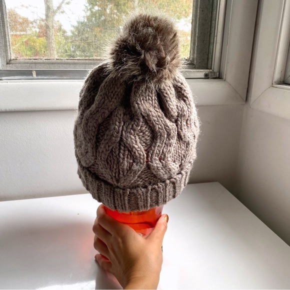 ❄️ H&M GREY WOOL BLEND FAUX FUR POM POM CABLE KNIT WINTER HAT! - Picture 7 of 14